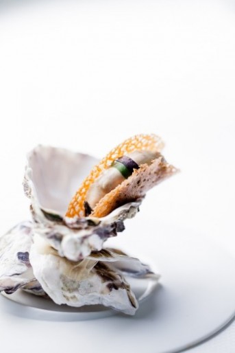 Restaurant le Meurice Alain Ducasse Amuse Bouche Huitre19 -® Pierre Monetta