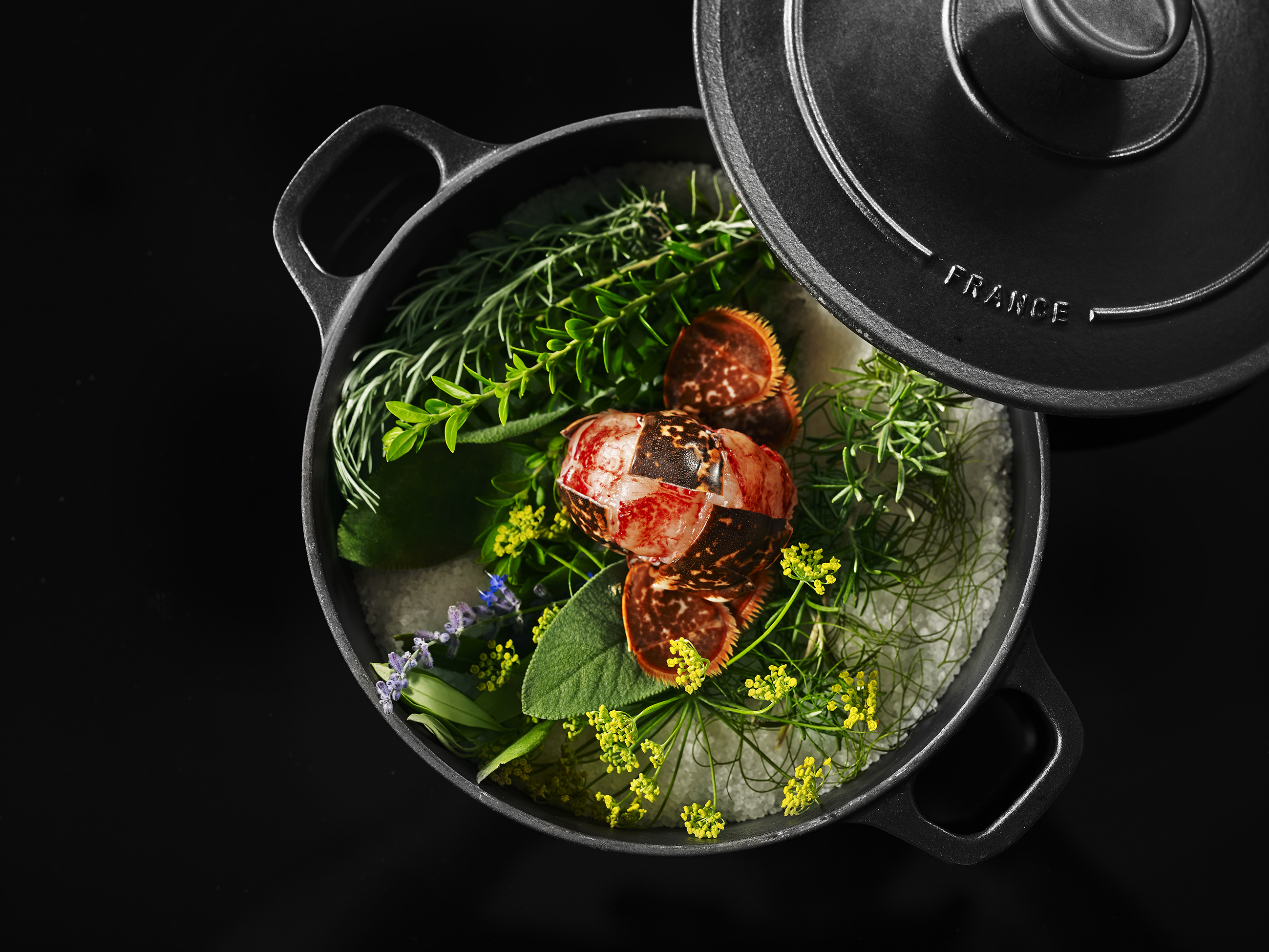 Au coeur d'un domaine de 100 hectares, au pied des Alpilles, venez découvrir le luxe dans une nouvelle dimension, ouvrez grand les yeux, respirez, vous êtes aux Baux de Provence, dans le Domaine de Manville plus exactement. Dans notre établissement vous retrouverez 14 chambres et 16 suites où les décoration mèlent typicité des lieux et modernisme dans des tons clairs, nous disposons également d'un spa, d'une piscine extèrieure et d'un golf 18 trous conçu par Thierry Sprecher. Pour ce qui est de la gastronomie, l'accent sera porté sur la richesse des produits regionnaux, des produits gorgés de soleil et caressés par le Mistral. Une cuisine française rafinée remplie des couleurs et des saveurs de la garigue avoisinante. Notre équipe, garante du bon déroulement de votre séjour sera à votre écoute pour le moindre de vos désirs. www.domainedemanville.fr