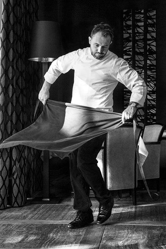 Au coeur d'un domaine de 100 hectares, au pied des Alpilles, venez découvrir le luxe dans une nouvelle dimension, ouvrez grand les yeux, respirez, vous êtes aux Baux de Provence, dans le Domaine de Manville plus exactement. Dans notre établissement vous retrouverez 14 chambres et 16 suites où les décoration mèlent typicité des lieux et modernisme dans des tons clairs, nous disposons également d'un spa, d'une piscine extèrieure et d'un golf 18 trous conçu par Thierry Sprecher. Pour ce qui est de la gastronomie, l'accent sera porté sur la richesse des produits regionnaux, des produits gorgés de soleil et caressés par le Mistral. Une cuisine française rafinée remplie des couleurs et des saveurs de la garigue avoisinante. Notre équipe, garante du bon déroulement de votre séjour sera à votre écoute pour le moindre de vos désirs. www.domainedemanville.fr