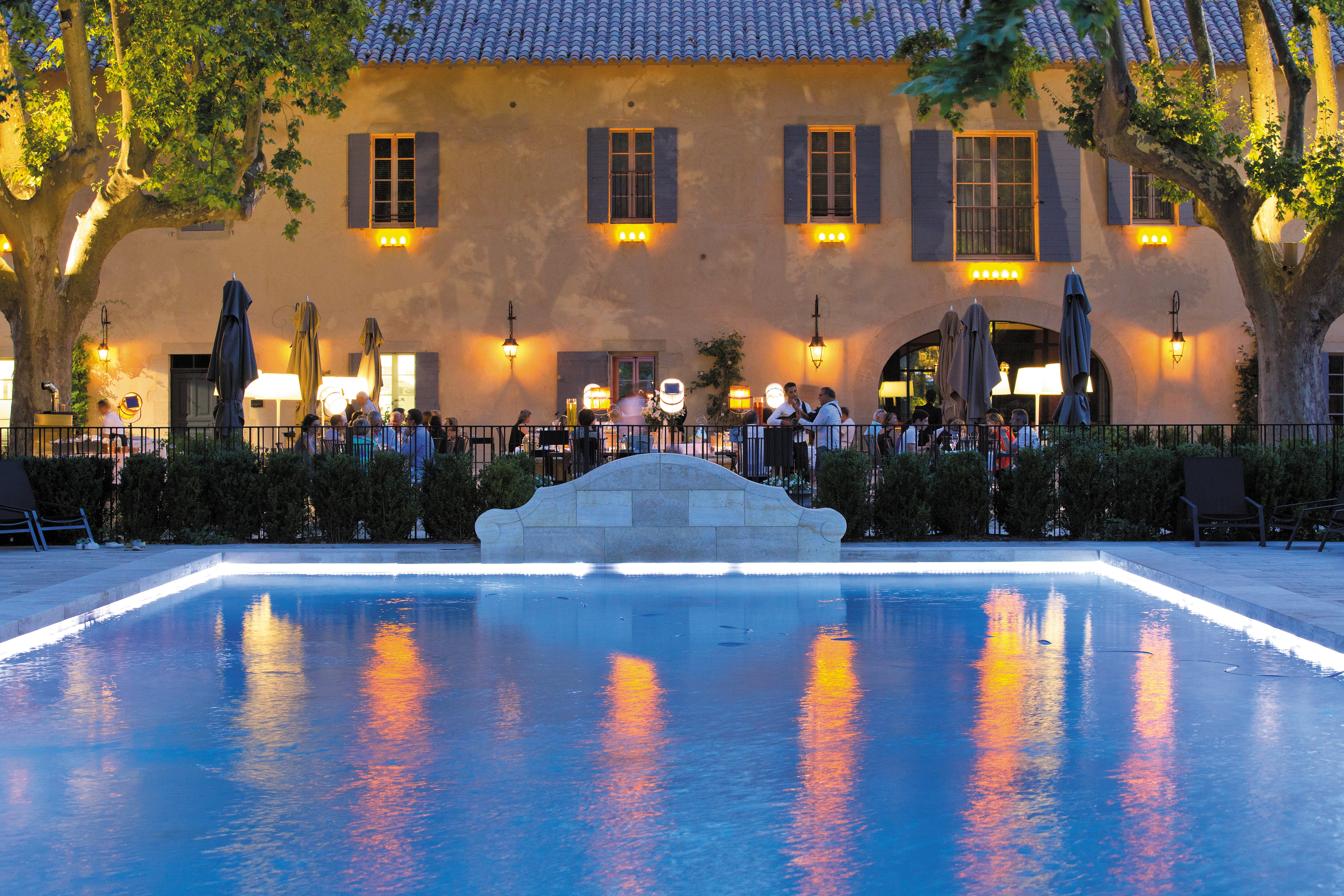 Au coeur d'un domaine de 100 hectares, au pied des Alpilles, venez découvrir le luxe dans une nouvelle dimension, ouvrez grand les yeux, respirez, vous êtes aux Baux de Provence, dans le Domaine de Manville plus exactement. Dans notre établissement vous retrouverez 14 chambres et 16 suites où les décoration mèlent typicité des lieux et modernisme dans des tons clairs, nous disposons également d'un spa, d'une piscine extèrieure et d'un golf 18 trous conçu par Thierry Sprecher. Pour ce qui est de la gastronomie, l'accent sera porté sur la richesse des produits regionnaux, des produits gorgés de soleil et caressés par le Mistral. Une cuisine française rafinée remplie des couleurs et des saveurs de la garigue avoisinante. Notre équipe, garante du bon déroulement de votre séjour sera à votre écoute pour le moindre de vos désirs. www.domainedemanville.fr